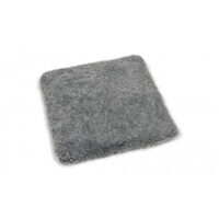 Curly pad silvergrå - fyrkantig stolsdyna med stoppning i lockigt fårskinn